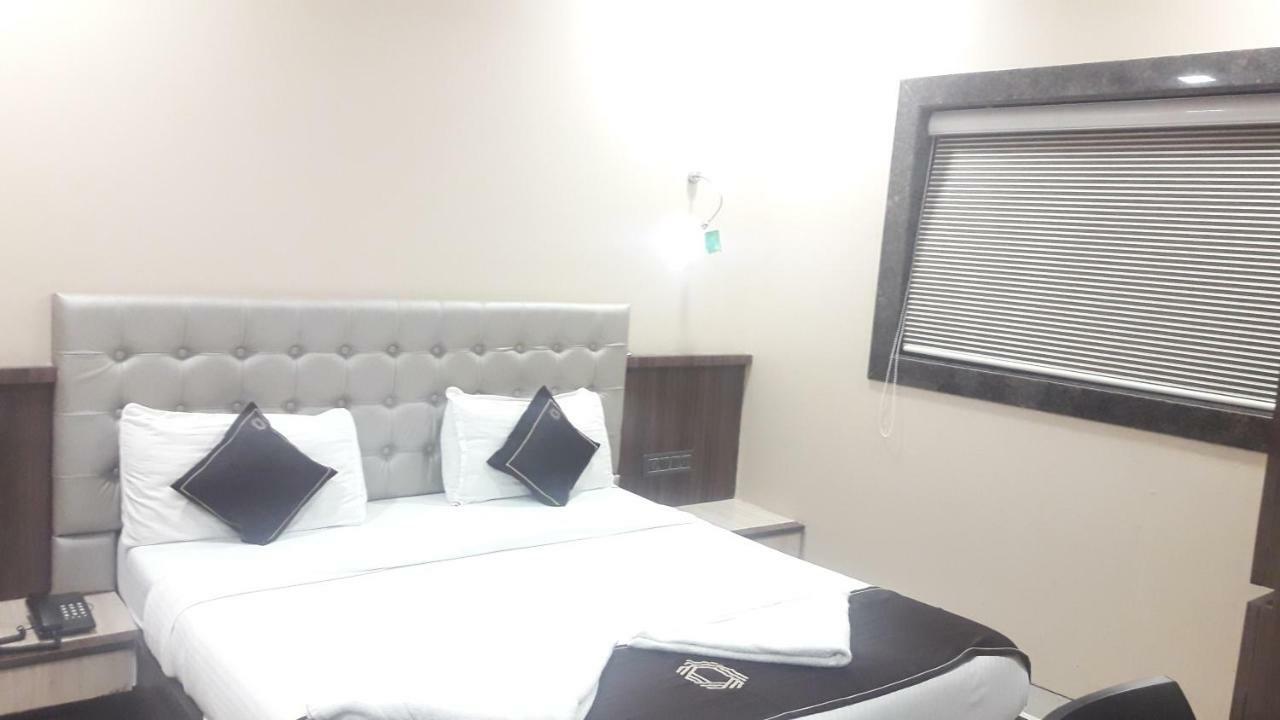 Отель Shine Hospitality Мумбаи Экстерьер фото